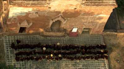 Cérémonie de moines sur le parvis d'un temple