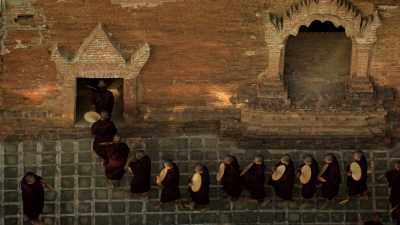Cérémonie de moines sur le parvis d'un temple