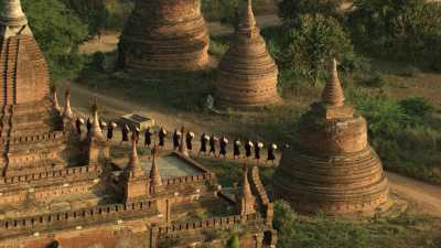 Procession de moines parmi les temples de Bagan