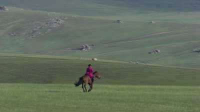 Jeunes cavalières dans la steppe