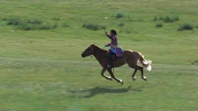 Jeune cavalière mongole costumée dans les steppes