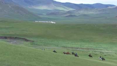 Groupes de jeunes cavaliers dans les steppes