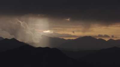 Nuages au soleil couchant dans la montagne mexicaine