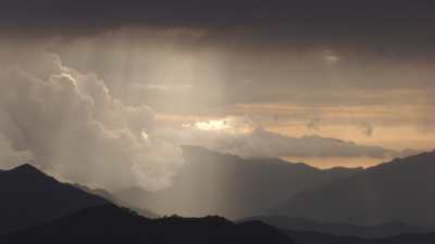 Nuages au soleil couchant dans la montagne mexicaine