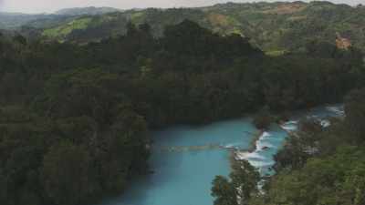 Plans serrés et larges des chutes cristallines d'Agua Azul dans la forêt