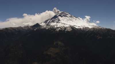 Le Popocatepetl enneigé sur fond de nuages et de ciel bleu