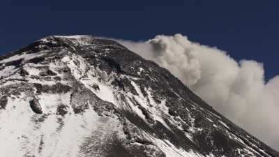 Le Popocatepetl enneigé sur fond de nuages et de ciel bleu