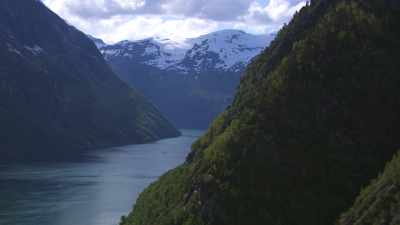 Survol des eaux calmes d'un fjord norvégien