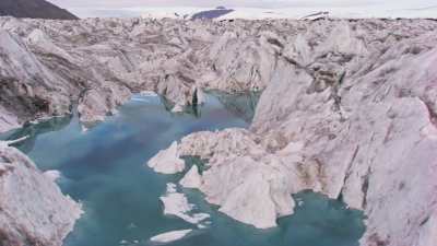 Svalbard, plaine de roche et de glace, rétention d'eau