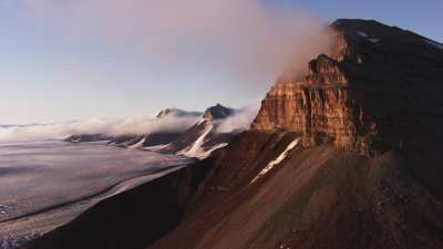 Svalbard, sommets et plaine dans la brume