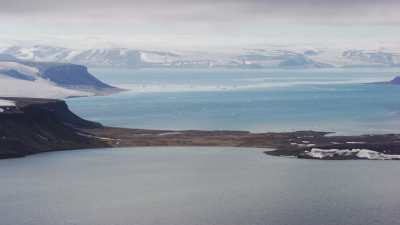 Svalbard, chaîne de montagne plongeant dans la mer
