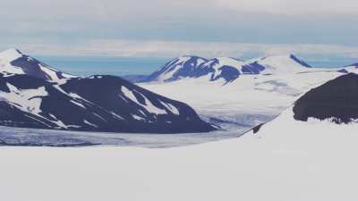 Svalbard, montagnes et sommets enneigés