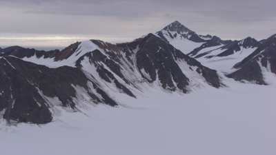 Svalbard, montagnes et vallée enneigée