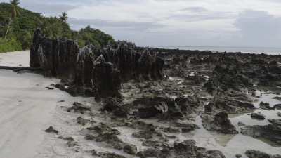 La plage aux grands pinacles coralliens
