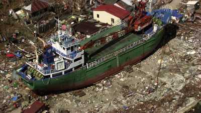 Gros plan sur Tacloban en ruines après le typhon Haiyan