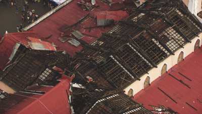 Toiture de l'église de Tacloban détruite après le typhon