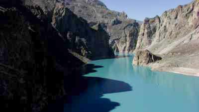 Les eaux calmes du  lac Attabad