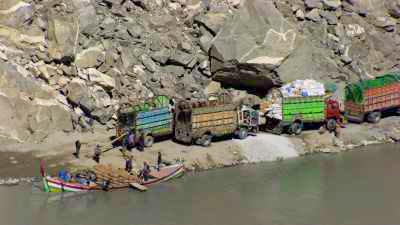 Transports, bateaux et camions autour du lac Attabad