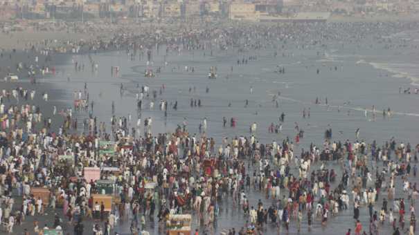 Foule sur la plage de Karachi