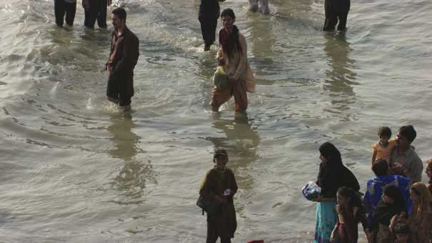 Foule sur la plage de Karachi