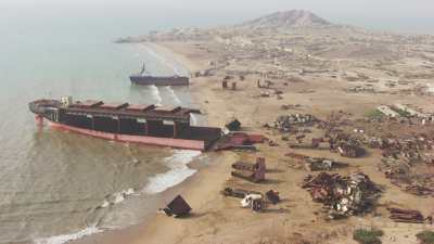Le littoral et les navires en cours de déconstruction