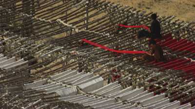 Zoom sur des ouvriers étendant les textiles dans une usine près de Karachi