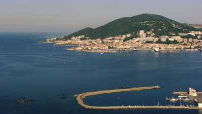 La baie d'Ajaccio vu de la mer, ferries et gros plans sur la ville