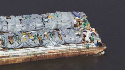 Barge chargée de matériel en vrac  sur le Nil