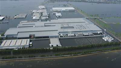 Parc automobile, usine inondés suite à la tempête