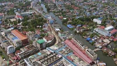 Survol plans larges de quartiers inondés