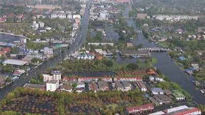 Survol plans larges de quartiers inondés