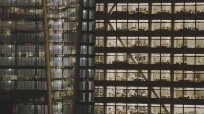 Plans très serrés autour des gratte-ciels, bureaux de Manhattan la nuit