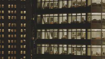 Plans très serrés autour des gratte-ciels, bureaux de Manhattan la nuit