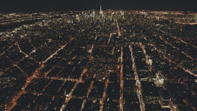 De nuit entre la Statue de la Liberté et Manhattan