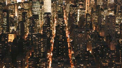 Les immeubles et artères de New-York illuminés le soir