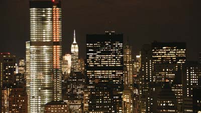 Les immeubles et artères de New-York illuminés le soir