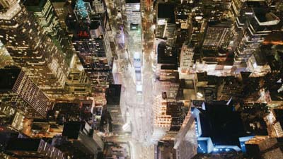 Vol vertical spectaculaire entre les gratte-ciels de Times square