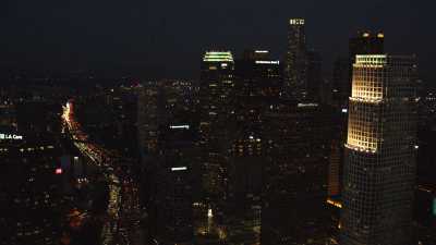 Les gratte-ciels et autoroutes de Los Angeles la nuit