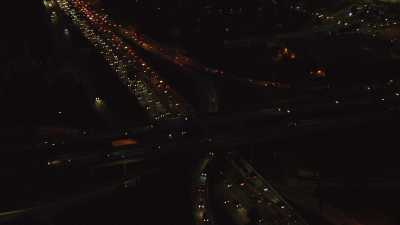 Les gratte-ciels et autoroutes de Los Angeles la nuit