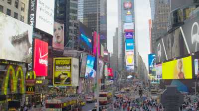 Images au sol de Times Square, des écrans publicitaires