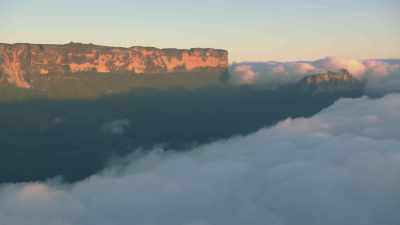 Le Mont Roraima apparait au dessus des nuages