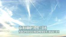 Trainées nuageuses et trainées de condensation dans le ciel