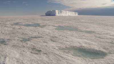 Banquise et iceberg près de la station antarctique McMurdo