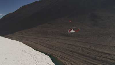 Un hélicoptère de la base américaine McMurdo au dessus de la vallée du glacier Wright