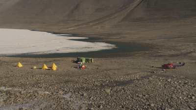 La rivière Onyx et un camp scientifique près du lac Vanda
