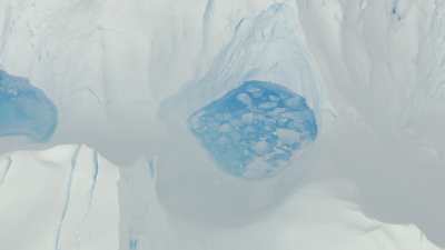 Petits lacs bleus dans la glace