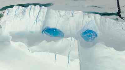 Petits lacs bleus dans la glace