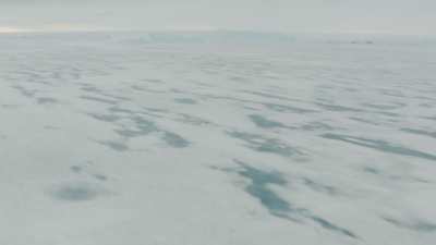 Survol des glaces et arrivée verticale au-dessus de la base Dumont d'Urville
