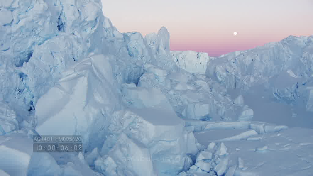 Vol dans un canyon du glacier l'Astrolabe l'été au crépuscule