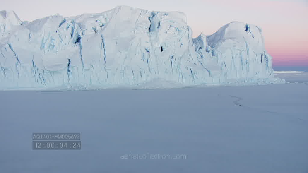 Vol dans un canyon du glacier l'Astrolabe l'été au crépuscule